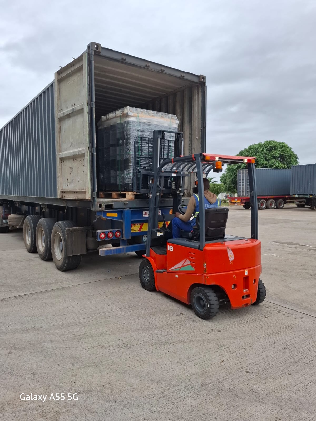 Camião carregando Botijas de Gases Medicinais