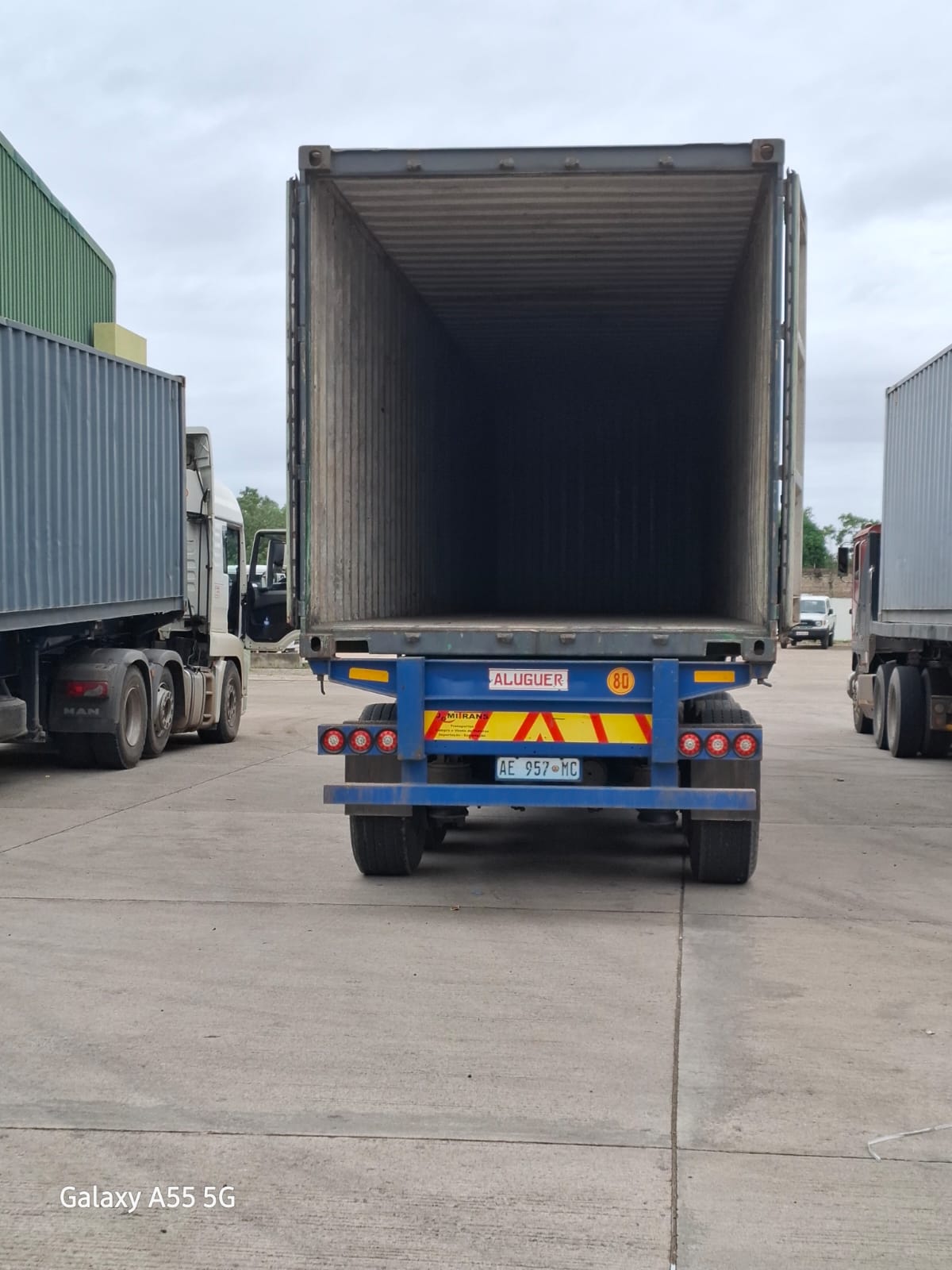 Camião carregando Botijas de Gases Medicinais